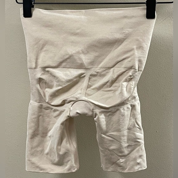 ASSETS by SPANX Women's Remarkable Results Mid-Thigh Shaper - Size Small - Picture 2 of 4